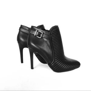 Ribbed faux leather bootie!